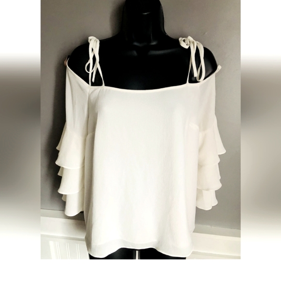Vince Camuto Tops - NWT Vince Camuto Summer Bloom Cream Cold Shoulder Ruffled Blouse Sz. S